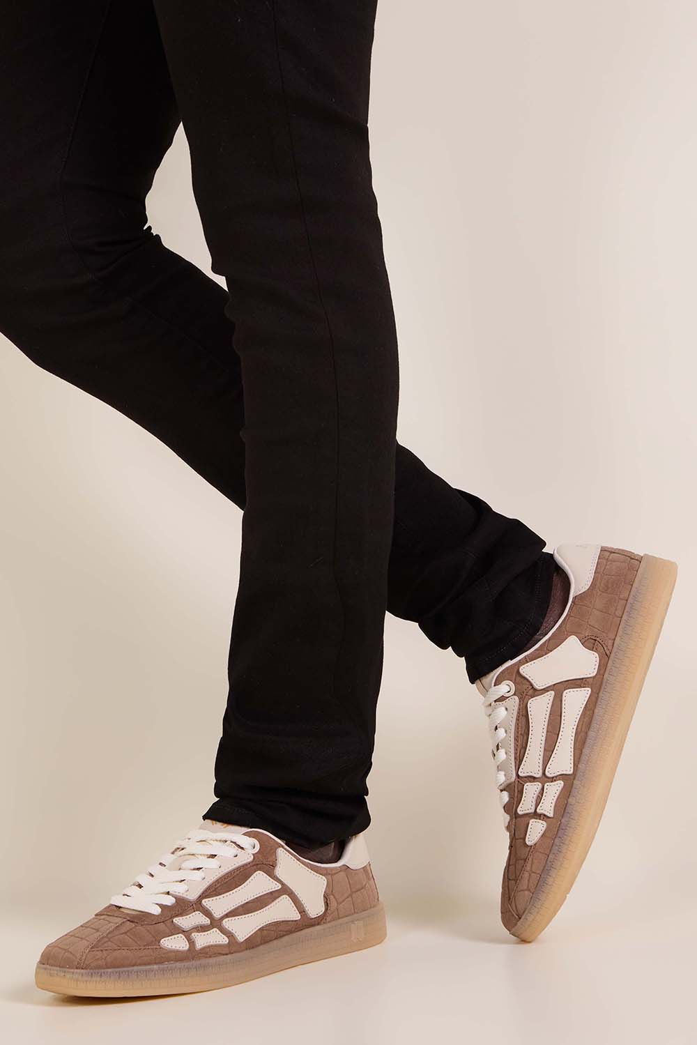 תמונת כל הלוק של נעלי סניקרס